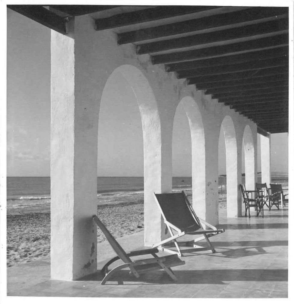 Porche con arcos y hamacas de una casita centenaria de la Playa de El Pinet