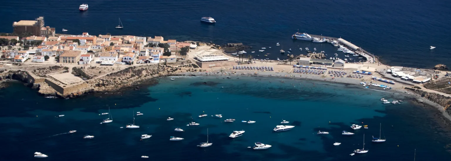 Vista aérea de embarcaciones fondeadas en la cala de la isla de Tabarca